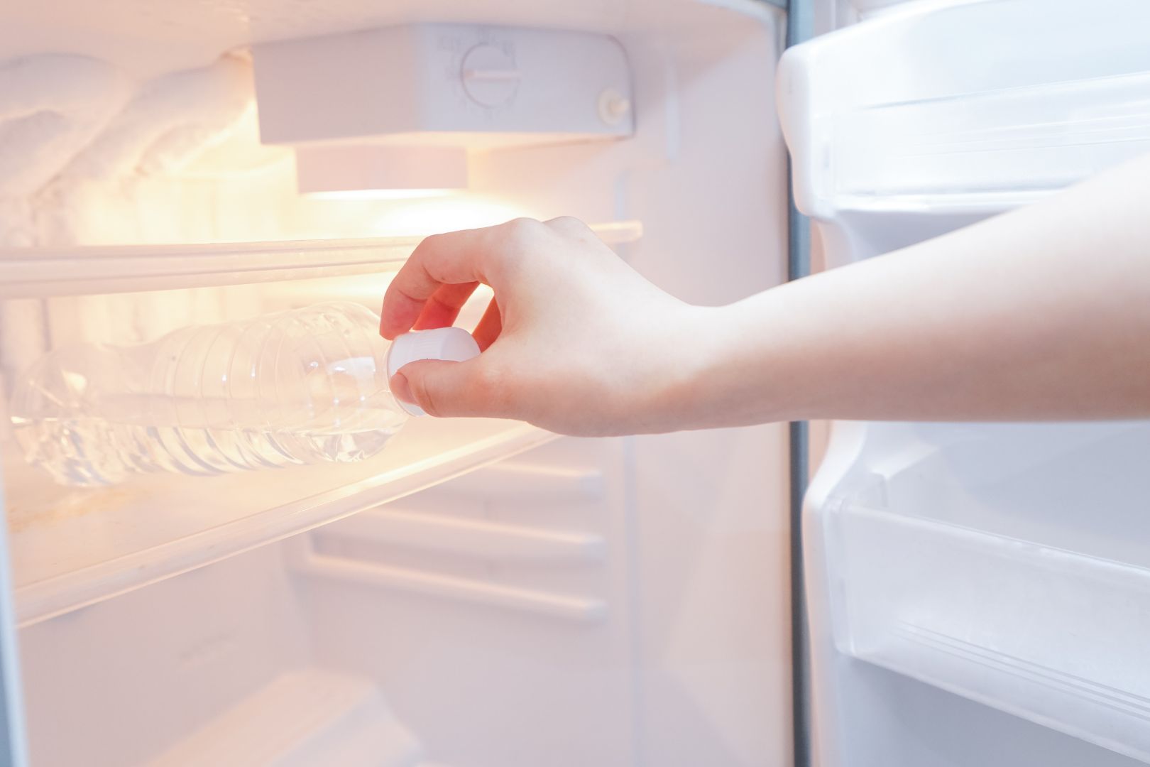 Geladeira com Gelo Acumulado na Parte de Tras